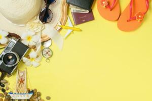 sombrero con Gafas de sol, zapatillas y playa accesorios. foto