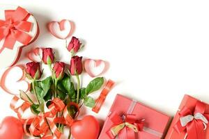 regalo caja y rojo rosas con rojo corazón cinta aislado foto