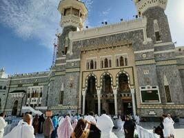 la meca, saudi arabia, abril 2023 - peregrinos desde diferente países de el mundo entrar masjid al haram desde bab fahd a realizar Umrah a masjid al haram, la meca. foto