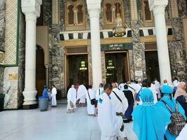 la meca, saudi arabia, abril 2023 - peregrinos desde diferente países de el mundo entrar masjid al haram desde bab fahd a realizar Umrah a masjid al haram, la meca. foto