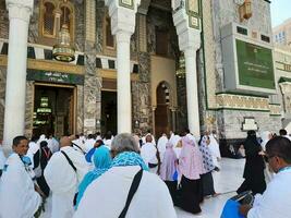 la meca, saudi arabia, abril 2023 - peregrinos desde diferente países de el mundo entrar masjid al haram desde bab fahd a realizar Umrah a masjid al haram, la meca. foto