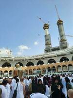 la meca, saudi arabia, abril 2023 - peregrinos desde diferente países de el mundo son ejecutando tawaf en el patio de masjid al haram en la meca durante el día. foto