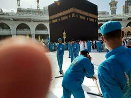 la meca, saudi arabia, mayo 2023 - limpieza tripulaciones son ocupado limpieza el patio de masjid al haram, la meca durante el día. foto