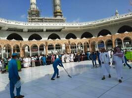 la meca, saudi arabia, mayo 2023 - limpieza tripulaciones son ocupado limpieza el patio de masjid al haram, la meca durante el día. foto