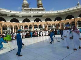la meca, saudi arabia, mayo 2023 - limpieza tripulaciones son ocupado limpieza el patio de masjid al haram, la meca durante el día. foto