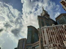 la meca, saudi arabia, abril 2023 - un hermosa tiempo de día ver de el makkah reloj torre desde el patio de masjid al haram, la meca. foto