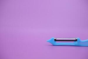 azul mondadura cuchillo aislado púrpura antecedentes. kpas cuchillo tomado con un paisaje ángulo. foto