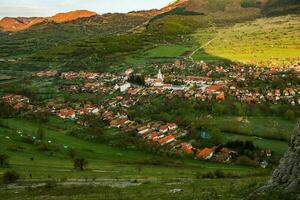 Rimetea es un pequeño pueblo situado en transilvania, Rumania. eso es situado en el apuseni montañas y es conocido para sus pintoresco ajuste y bien Preservado húngaro arquitectónico estilo. foto