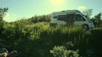 camper busje in een zonnig dag Aan een grasland video