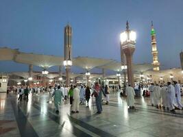 medina, saudi arabia, mayo 2023 - hermosa Mañana ver de masjid Alabama nabaui, medina visitantes, patios fuera de el mezquita, hermosa luces, y electrónico paraguas lata además ser visto. foto