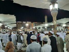 medina, saudi arabia, mayo 2023 - hermosa noche hora ver de masjid Alabama nabaui, medina visitantes, patios fuera de el mezquita, hermosa luces y electrónico paraguas lata además ser visto. foto