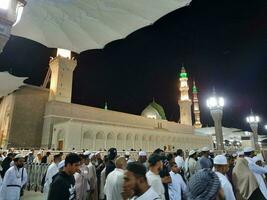 medina, saudi arabia, mayo 2023 - hermosa noche hora ver de masjid Alabama nabaui, medina visitantes, patios fuera de el mezquita, hermosa luces y electrónico paraguas lata además ser visto. foto