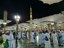 medina, saudi arabia, mayo 2023 - hermosa noche hora ver de masjid Alabama nabaui, medina visitantes, patios fuera de el mezquita, hermosa luces y electrónico paraguas lata además ser visto. foto