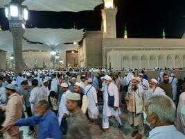 medina, saudi arabia, mayo 2023 - hermosa noche hora ver de masjid Alabama nabaui, medina visitantes, patios fuera de el mezquita, hermosa luces y electrónico paraguas lata además ser visto. foto