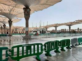 medina, saudi arabia, mayo 2023 - un hermosa tiempo de día ver de masjid Alabama nabaui, medina exterior patio, peregrinos y mezquita marquesinas foto