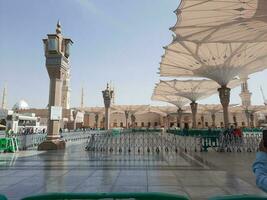 medina, saudi arabia, mayo 2023 - un hermosa tiempo de día ver de masjid Alabama nabaui, medina exterior patio, peregrinos y mezquita marquesinas foto