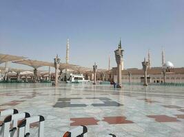 medina, saudi arabia, mayo 2023 - un hermosa tiempo de día ver de masjid Alabama nabaui, medina exterior patio, peregrinos y mezquita marquesinas foto