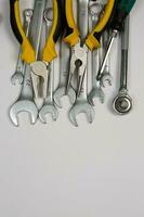 conjunto de herramientas para reparar en un caso en un blanco antecedentes. clasificado trabajo o construcción herramientas. llaves inglesas, alicates, destornillador. parte superior ver foto