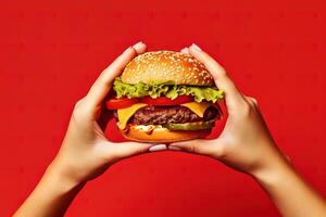 manos participación un hamburguesa aislado en rojo antecedentes. ai generado foto