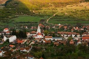 Rimetea es un pequeño pueblo situado en transilvania, Rumania. eso es situado en el apuseni montañas y es conocido para sus pintoresco ajuste y bien Preservado húngaro arquitectónico estilo. foto