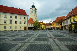 medieval calle con histórico edificios en el corazón de Rumania. sibiu el oriental europeo ciudadela ciudad. viaje en Europa foto