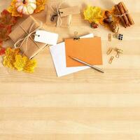 acción de gracias con calabazas, regalos y saludo en de madera mesa. otoño antecedentes. foto