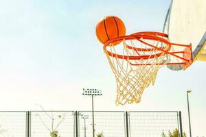 baloncesto golpe remojar. concepto de éxito, puntuación puntos y victorioso foto