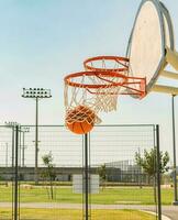 baloncesto golpe remojar. concepto de éxito, puntuación puntos y victorioso foto