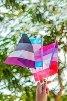 hembra mano sostener asexual, Transgénero y lesbiana bandera. selectivo enfocar. género queer. foto