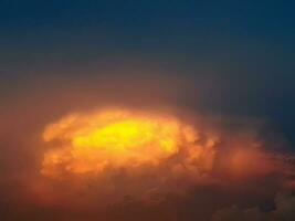 dramático forma y color nubes en el noche amanecer, atardecer, paisaje de nubes, cielo, oscuro azul cielo, reflexión de luz de sol, naturaleza antecedentes foto