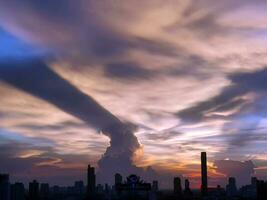 puesta de sol en el noche con dramático forma y color de nubes y cielo con silueta de paisaje urbano, edificio horizonte, paisaje de nubes, naturaleza antecedentes foto