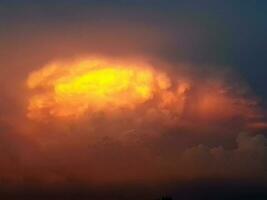 dramático forma y color nubes en el noche amanecer, atardecer, paisaje de nubes, cielo, oscuro azul cielo, reflexión de luz de sol, naturaleza antecedentes foto