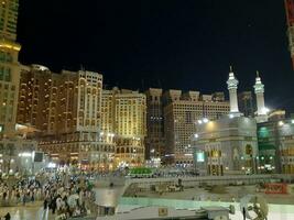 la meca, saudi arabia, junio 2023 - a noche, allí es un grande número de peregrinos desde todas terminado el mundo en el exterior patio de masjid Alabama haram. foto