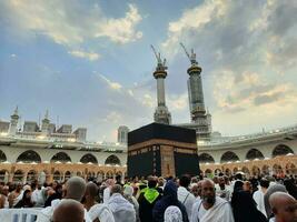 la meca, saudi arabia, junio 2023 - peregrinos desde diferente países alrededor el mundo realizar tawaf en el patio de masjid Alabama haram, la meca en el noche. foto