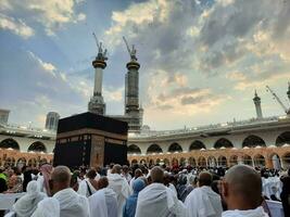 la meca, saudi arabia, junio 2023 - peregrinos desde diferente países alrededor el mundo realizar tawaf en el patio de masjid Alabama haram, la meca en el noche. foto