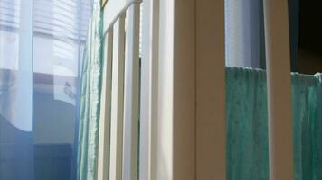 vacío bebé chico habitación. turquesa color tela junto a el cama. azul transparente cortinas a decorado ventana en el antecedentes video