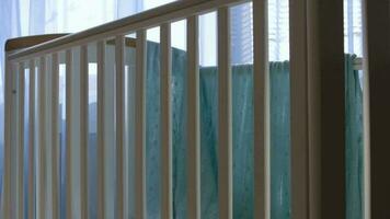tömma bebis pojke rum. blå transparent gardiner på dekorerad fönster i de bakgrund video