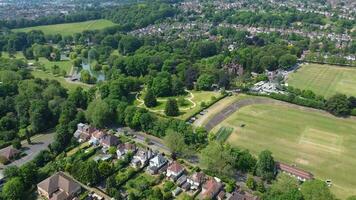 antenn se av bostads- distrikt och verklig egendom hem på luton stad av England Storbritannien. antal fot var fångad med drönare kamera på juni 11, 2023 video