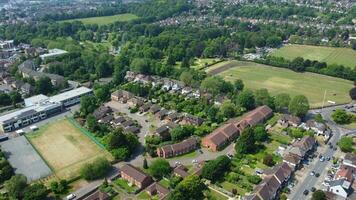 aérien vue de Résidentiel district et réel biens maisons à luton ville de Angleterre Royaume-Uni. métrage a été capturé avec drone caméra sur juin 11, 2023 video