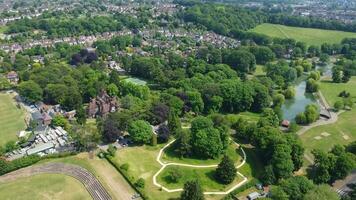 antenn se av bostads- distrikt och verklig egendom hem på luton stad av England Storbritannien. antal fot var fångad med drönare kamera på juni 11, 2023 video