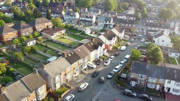 aérien vue de Résidentiel district et réel biens maisons à luton ville de Angleterre Royaume-Uni. métrage a été capturé avec drone caméra sur juin 11, 2023 video