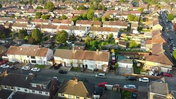 aérien vue de Résidentiel district et réel biens maisons à luton ville de Angleterre Royaume-Uni. métrage a été capturé avec drone caméra sur juin 11, 2023 video