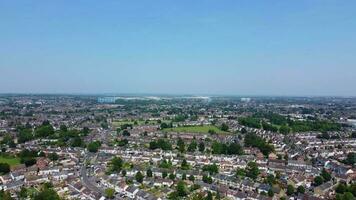 aéreo ver de residencial distrito y real inmuebles casas a lutón pueblo de Inglaterra Reino Unido. imágenes estaba capturado con drones cámara en junio 11, 2023 video