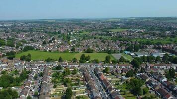 aérien vue de Résidentiel district et réel biens maisons à luton ville de Angleterre Royaume-Uni. métrage a été capturé avec drone caméra sur juin 11, 2023 video