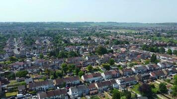 antenn se av bostads- distrikt och verklig egendom hem på luton stad av England Storbritannien. antal fot var fångad med drönare kamera på juni 11, 2023 video