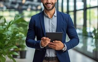 recortado Disparo de sonriente empresario utilizando digital tableta mientras en pie en oficina. generativo ai foto