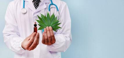 médico manos participación cartulina figura de canabis hojas. marijuana símbolo médico concepto. foto