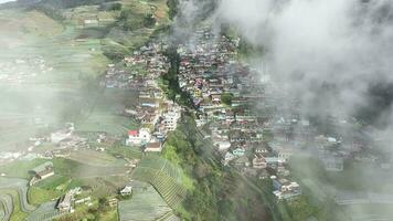 aéreo Visão do lindo colorida aldeias dentro Nepal furgão Java em montar somando, magolang, central Java, Indonésia. escondido Vila atrás nuvens e névoa em a declives do montar somando. video