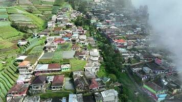 antenne visie van mooi kleurrijk dorpen in Nepal busje Java Aan monteren optellen, magelang, centraal Java, Indonesië. verborgen dorp achter wolken en mist Aan de hellingen van monteren optellen. video