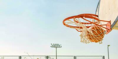 baloncesto golpe remojar. concepto de éxito, puntuación puntos y victorioso foto